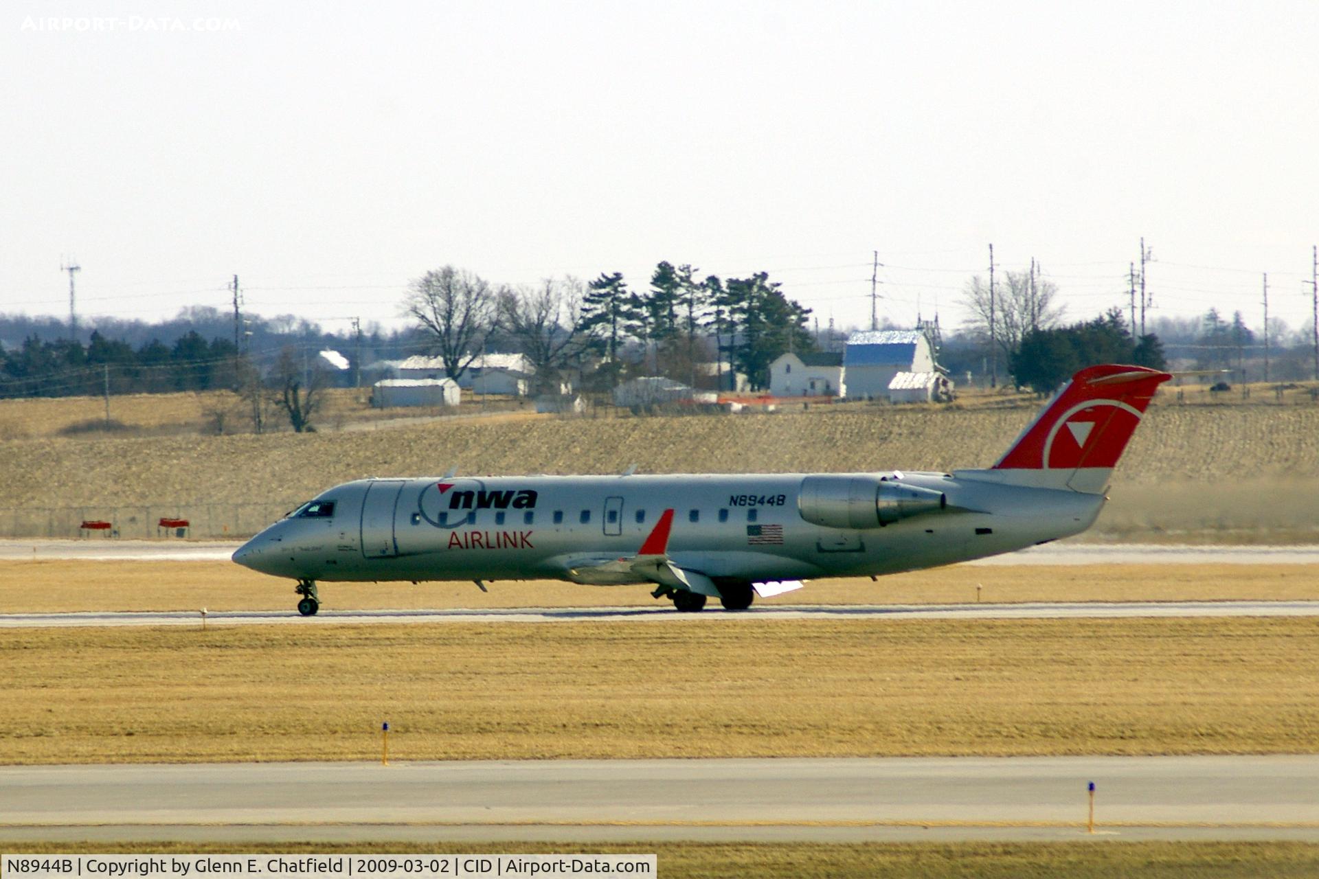 N8944B, 2004 Canadair CRJ-200 (CL-600-2B19) C/N 7944, Rolling out on Runway 9