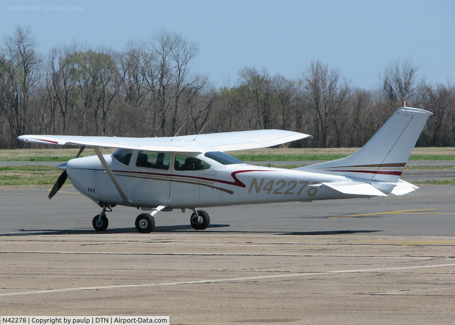 N42278, Cessna 182L Skylane C/N 18258939, Parked at the Shreveport Downtown airport.