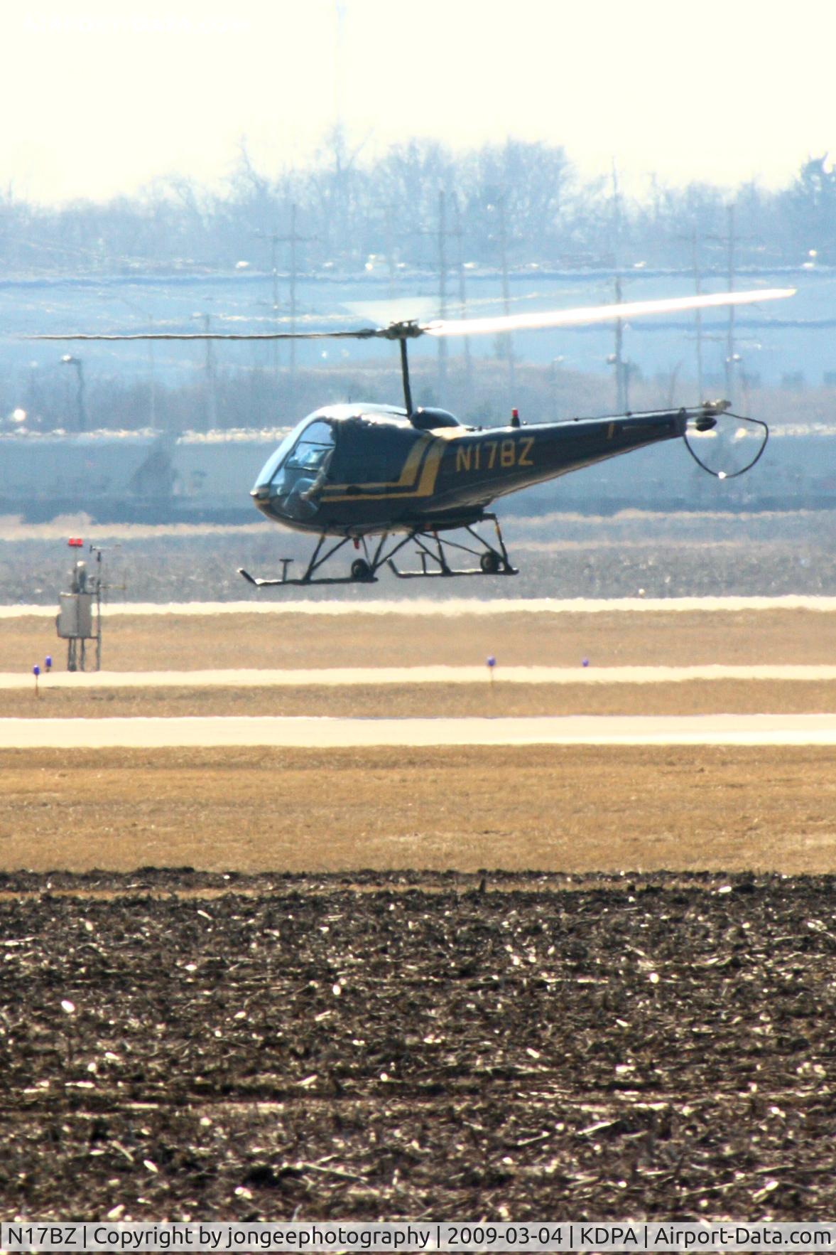 N17BZ, 1981 Enstrom F-28F Falcon C/N 702, HOVERING AT KDPA
