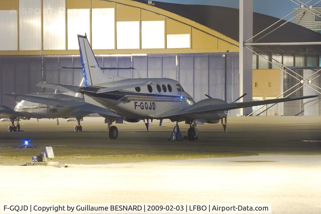 F-GQJD, 1975 Beech C90 King Air C/N LJ-667, Resting at night.