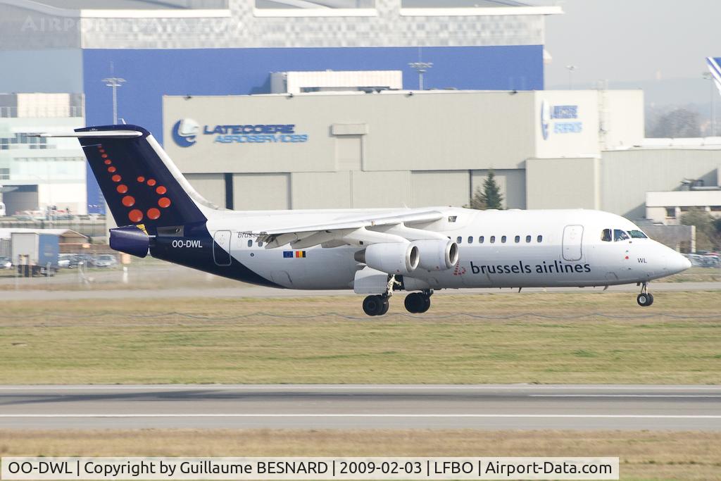 OO-DWL, 1999 British Aerospace Avro 146-RJ100 C/N E3361, Landing  14R