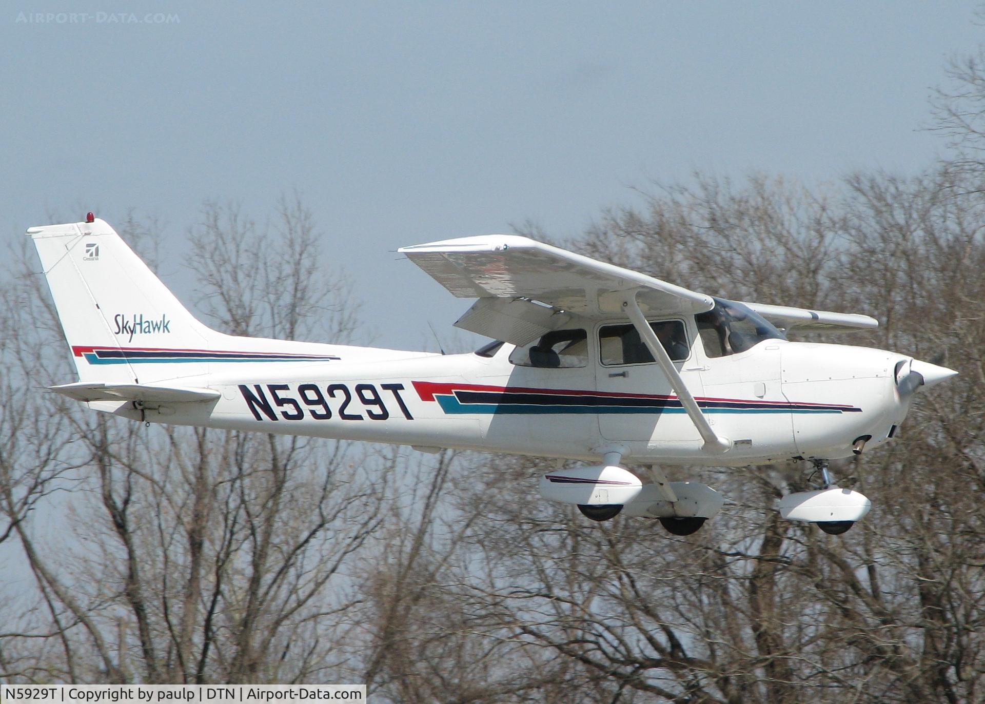 N5929T, 2002 Cessna 172R C/N 17281105, Landing on 14 at the Shreveport Downtown airport.