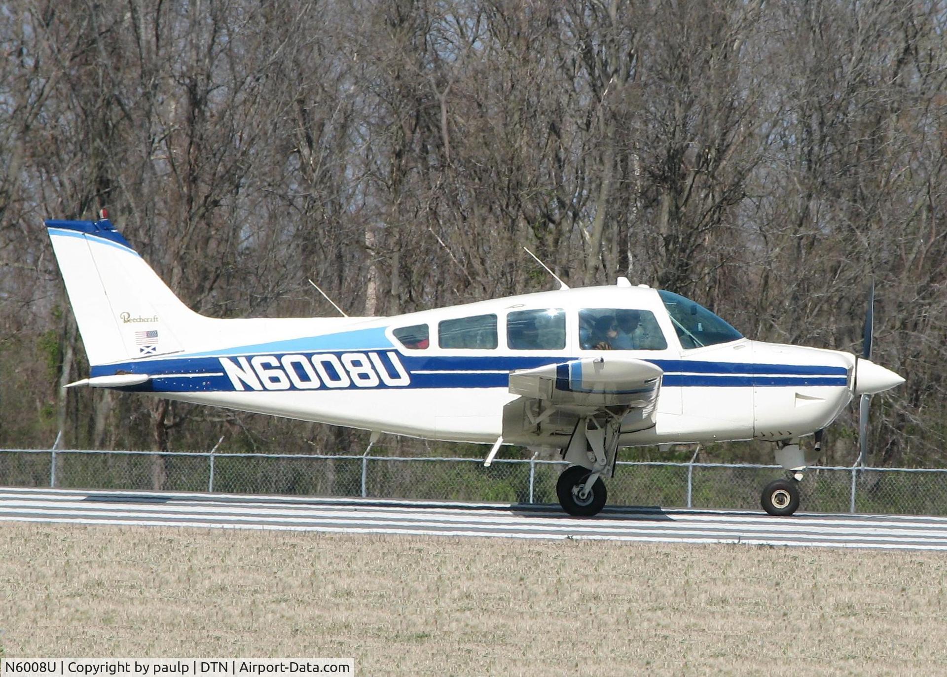 N6008U, 1978 Beech C24R C/N MC-616, Taking off from the Shreveport Downtown airport.