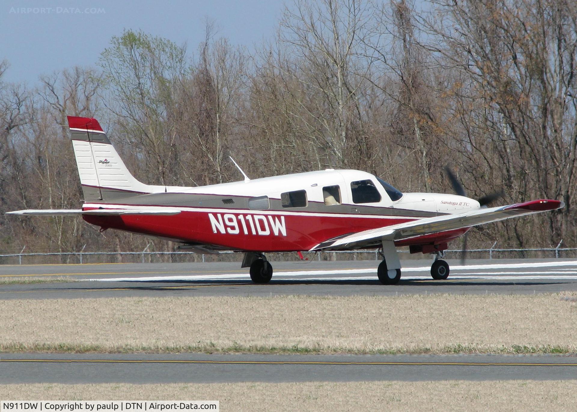 N911DW, 2000 Piper PA-32R-301T Turbo Saratoga C/N 3257133, Tuning onto runway 14 at the Shreveport Downtown airport.