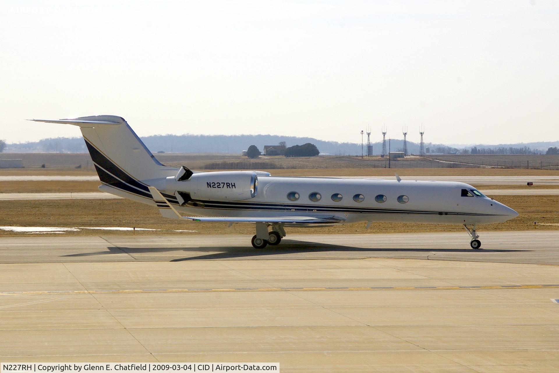 N227RH, 2007 Gulfstream Aerospace GIV-X (G450) C/N 4108, Taxiing to Landmark FBO.