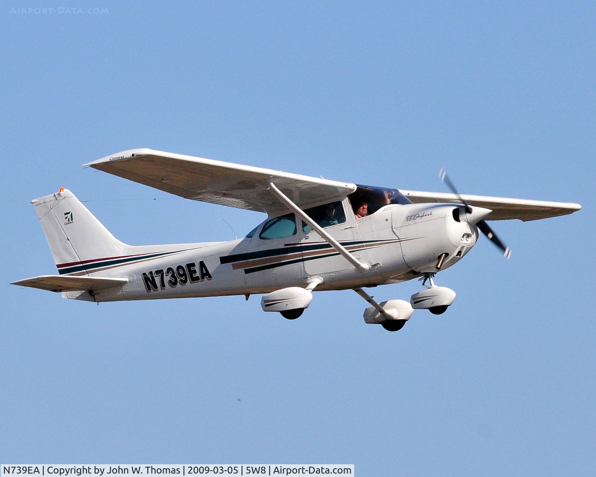 N739EA, 1978 Cessna 172N C/N 17270474, Departing runway 22