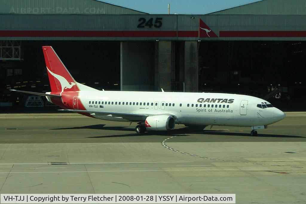 VH-TJJ, 1990 Boeing 737-476 C/N 24435, Qantas B737 taxies on to stand - my aircraft for a flight Sydney to Melbourne
