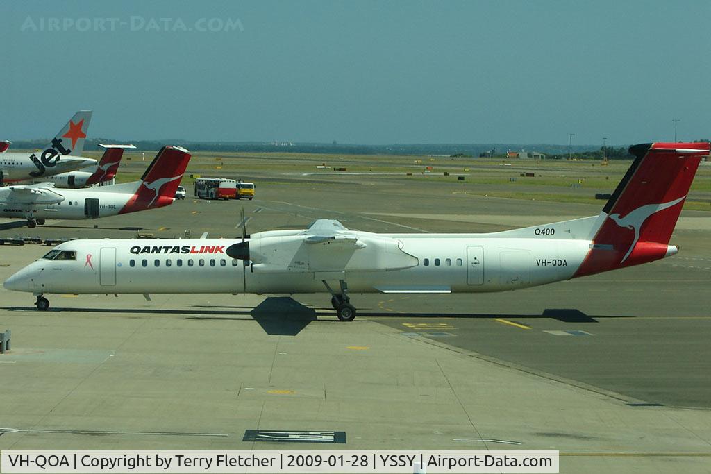 VH-QOA, 2005 De Havilland Canada DHC-8-402 Dash 8 C/N 4112, Qantaslink Dash8 at Sydney