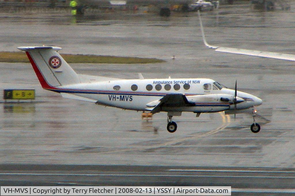 VH-MVS, 2003 Raytheon B200 King Air C/N BB-1813, Beech B200 landing in poor weather at Sydney