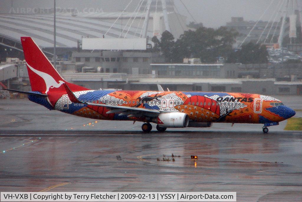 VH-VXB, 2001 Boeing 737-838 C/N 30101, Colourful Qantas livery brightens up a dismal Sydney day