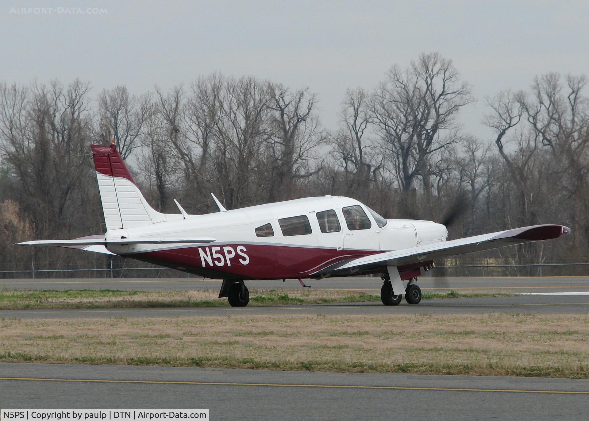 N5PS, Piper PA-32R-300 Cherokee Lance C/N 32R-7780188, Turning onto 14 at the Shreveport Downtown airport.