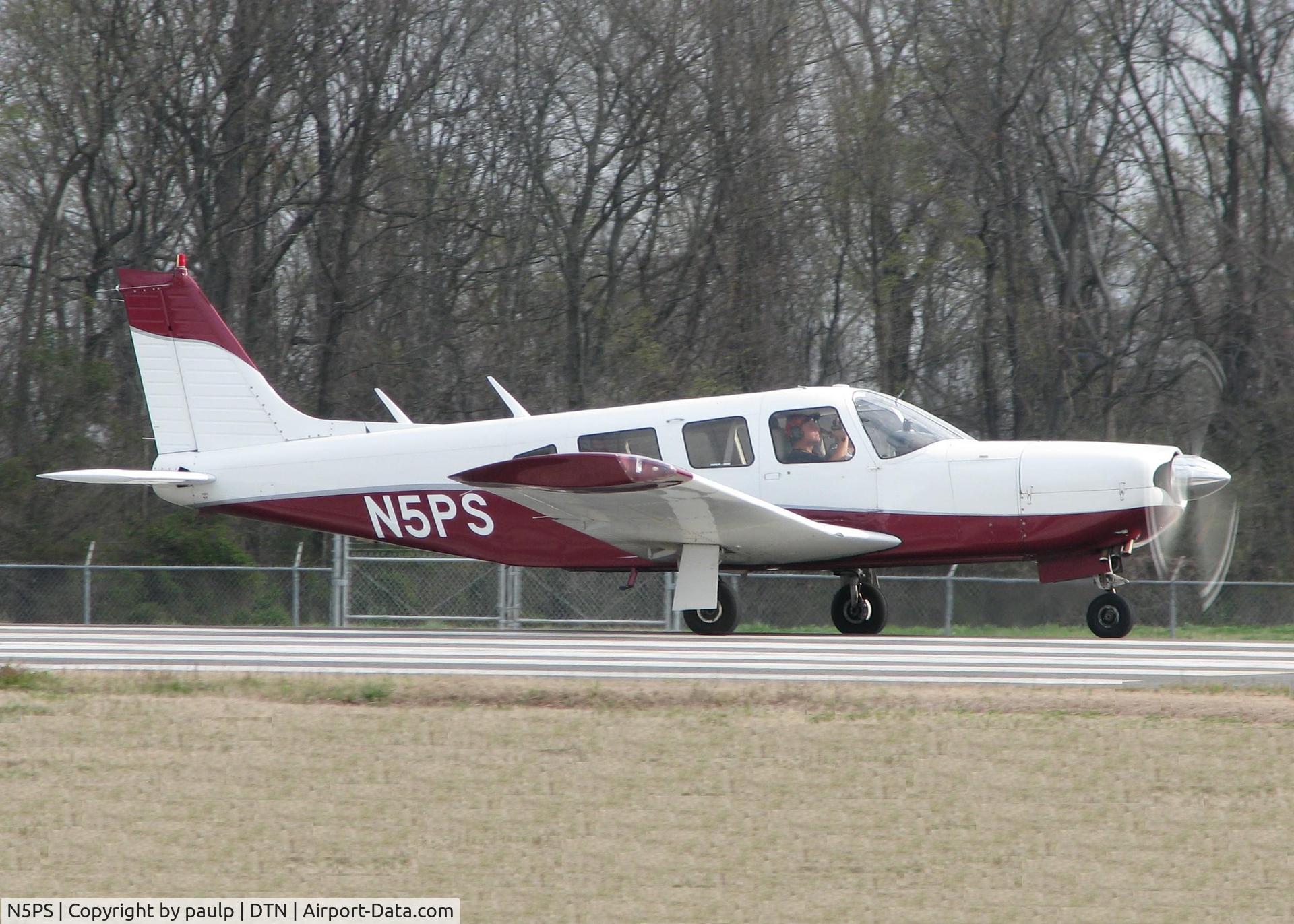 N5PS, Piper PA-32R-300 Cherokee Lance C/N 32R-7780188, Starting to roll down runway 14 at the Shreveport Downtown airport.