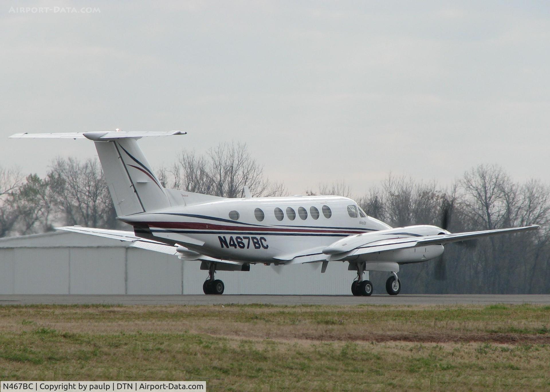 N467BC, 1999 Raytheon B200 King Air C/N BB-1647, Taking off from the Shreveport Downtown airport.