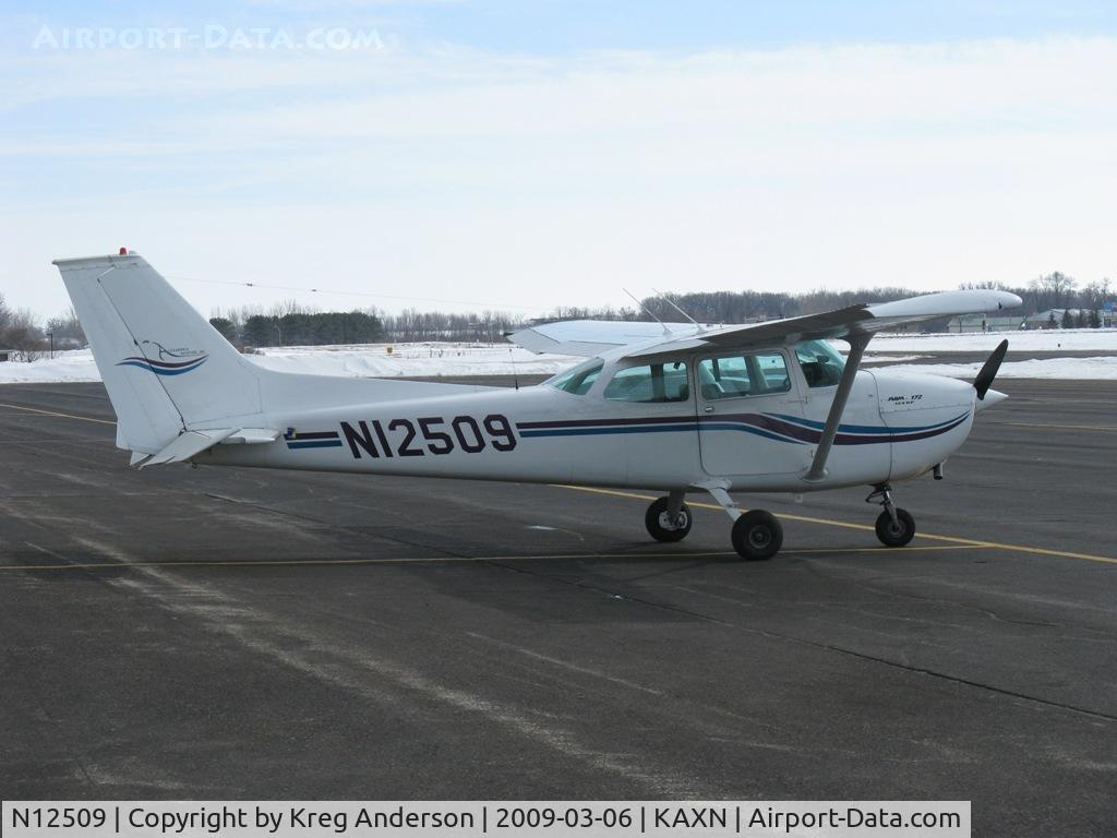 N12509, 1973 Cessna 172M C/N 17262030, Parked.