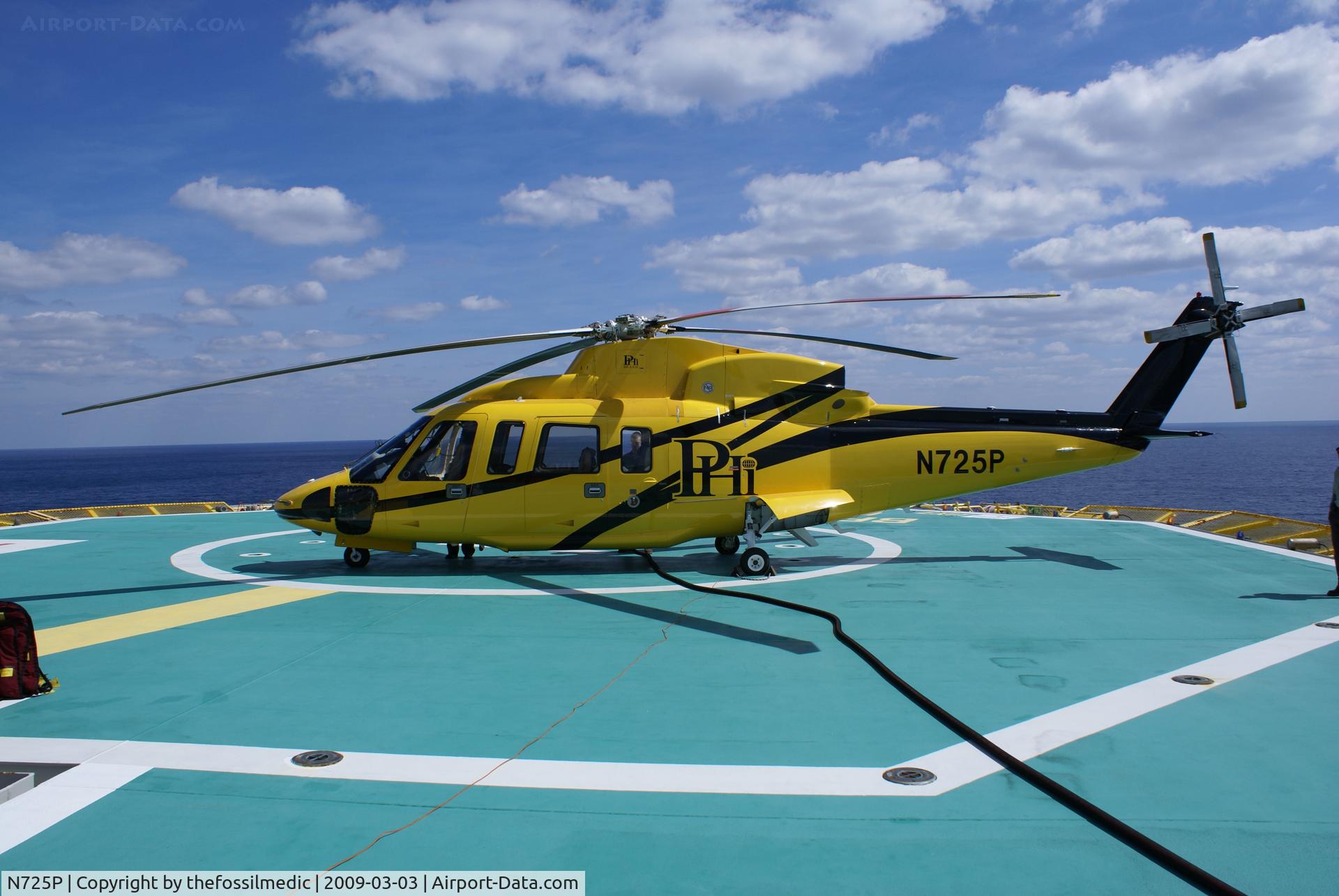 N725P, 2007 Sikorsky S-76C-2 C/N 760688, Refueling on Atlantis