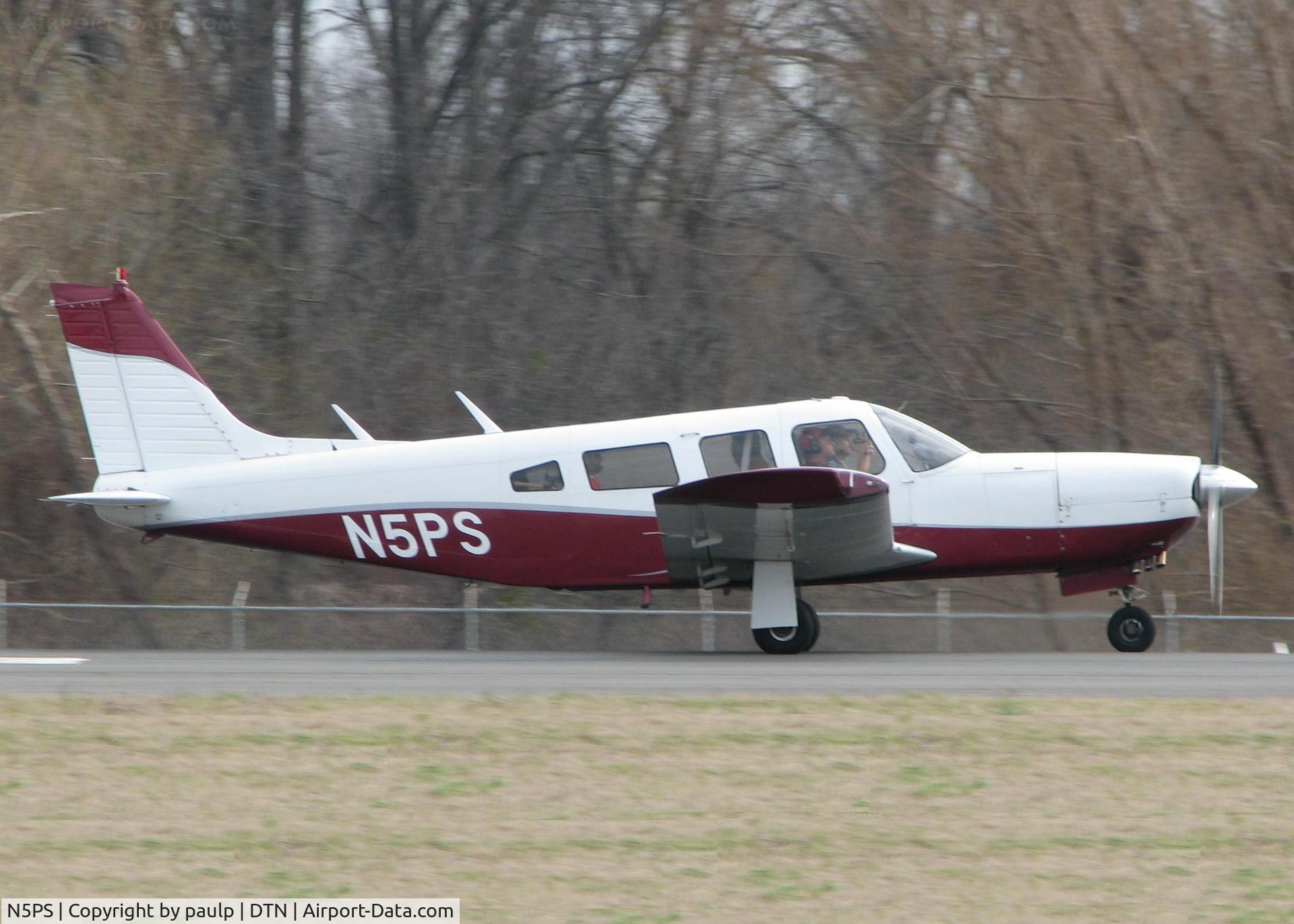 N5PS, Piper PA-32R-300 Cherokee Lance C/N 32R-7780188, Starting to roll down runway 14 at the Shreveport Downtown airport.