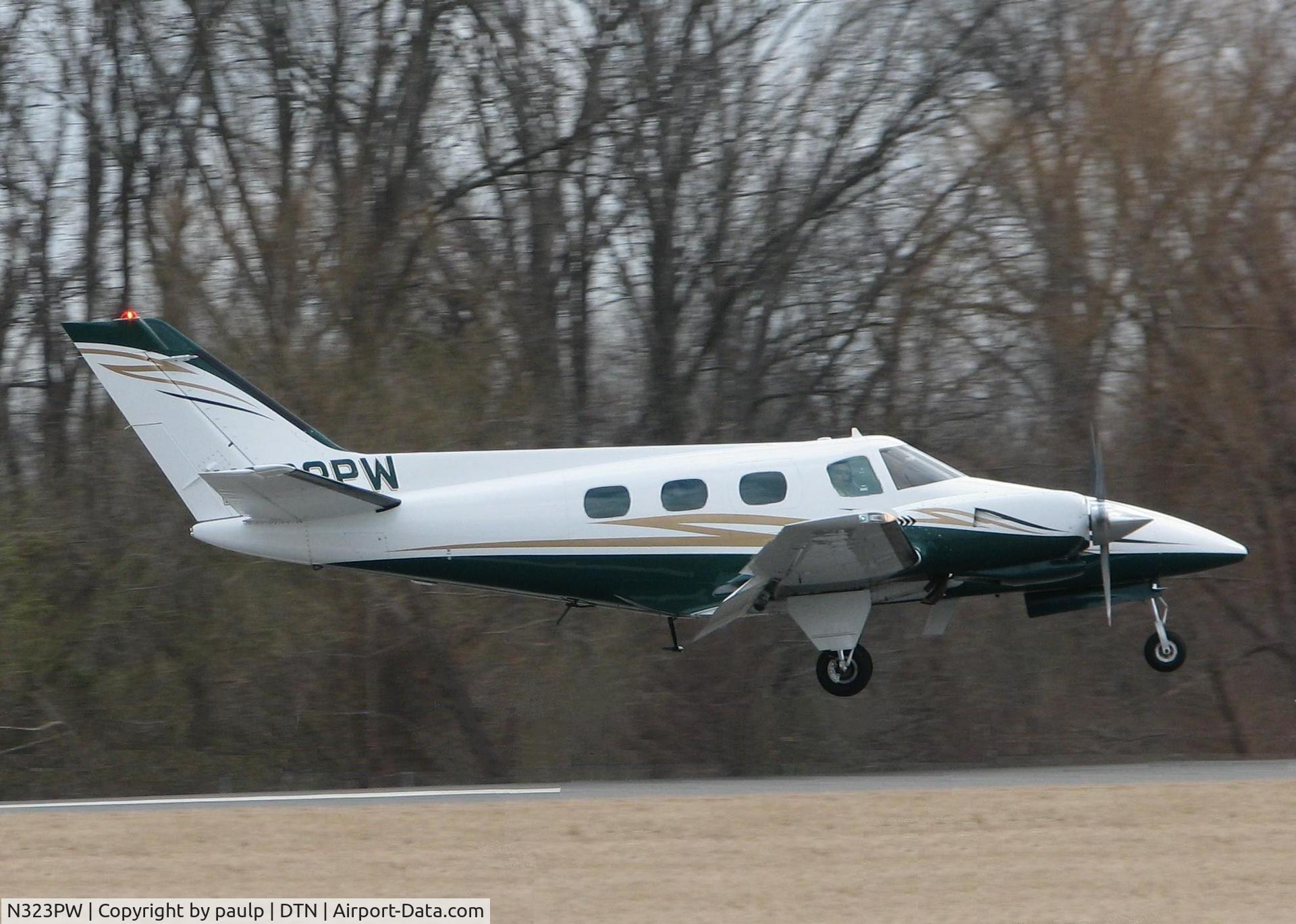N323PW, 1980 Beech B-60 Duke C/N P-541, About to touch down on 14 at Downtown Shreveport. A nice looking Duke!