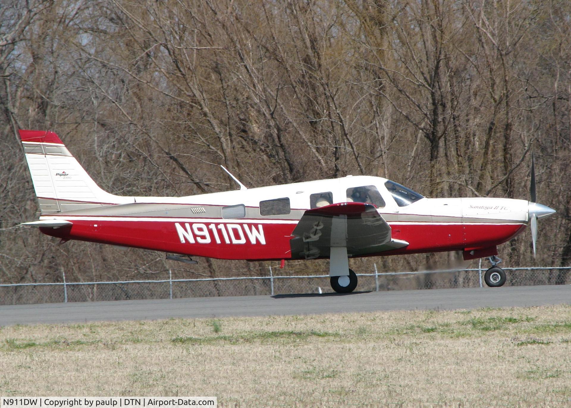 N911DW, 2000 Piper PA-32R-301T Turbo Saratoga C/N 3257133, Starting to roll down runway 14 at the Shreveport Downtown airport.