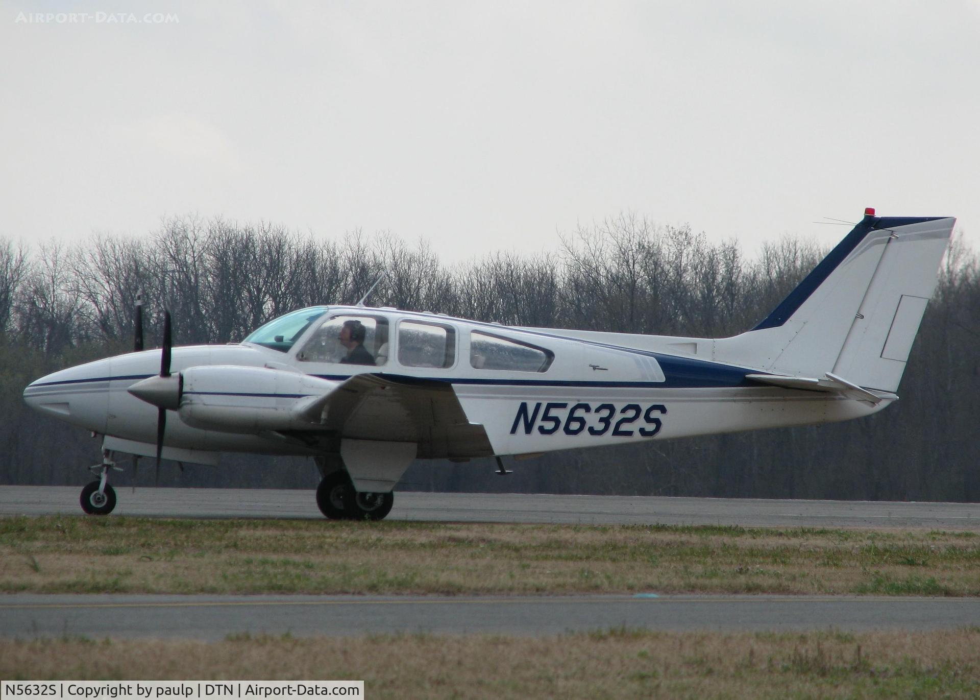 N5632S, 1966 Beech C55 Baron (95-C55) C/N TE-161, Taxiing across runway 14 at the Shreveport Downtown airport.