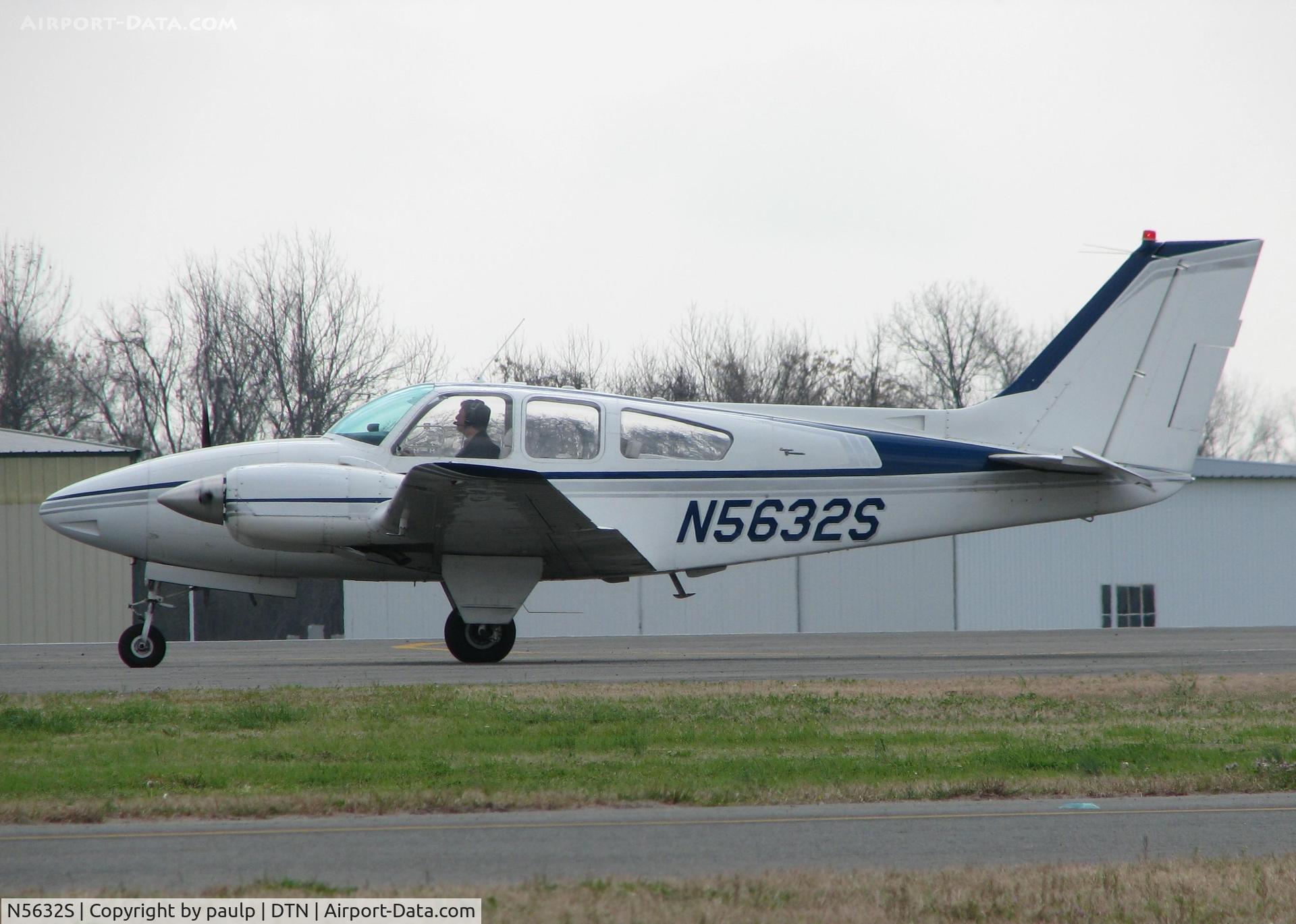 N5632S, 1966 Beech C55 Baron (95-C55) C/N TE-161, Taxiing across runway 14 at the Shreveport Downtown airport.