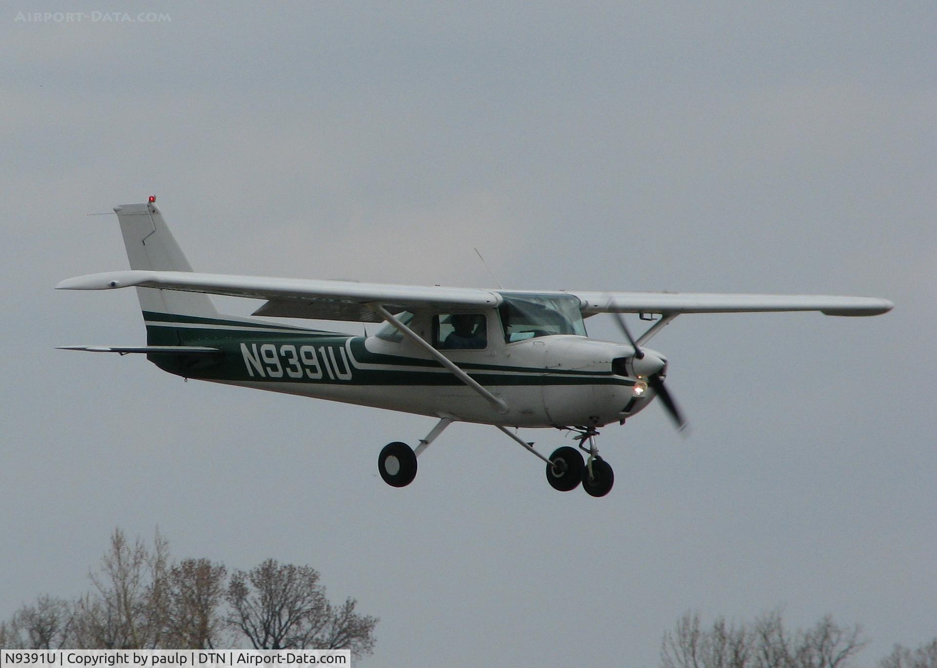 N9391U, 1976 Cessna 150M C/N 15078339, Landing on runway 14 at the Shreveport Downtown airport.