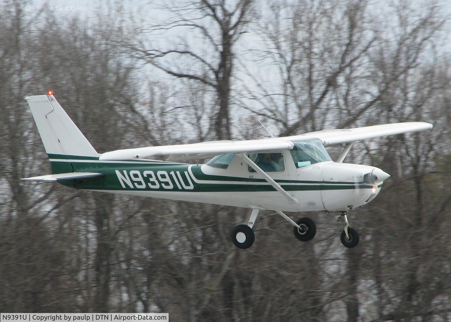 N9391U, 1976 Cessna 150M C/N 15078339, About to touch down at Downtown Shreveport.