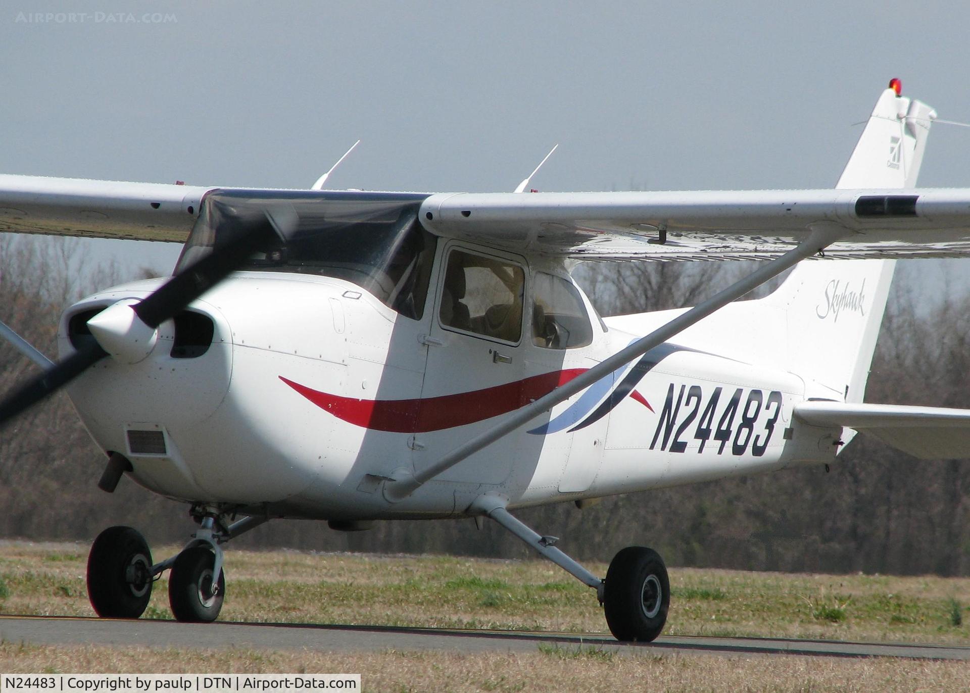 N24483, 2000 Cessna 172R C/N 17280982, On taxiway Foxtrot heading for runway 14 at the Shreveport Downtown airport.
