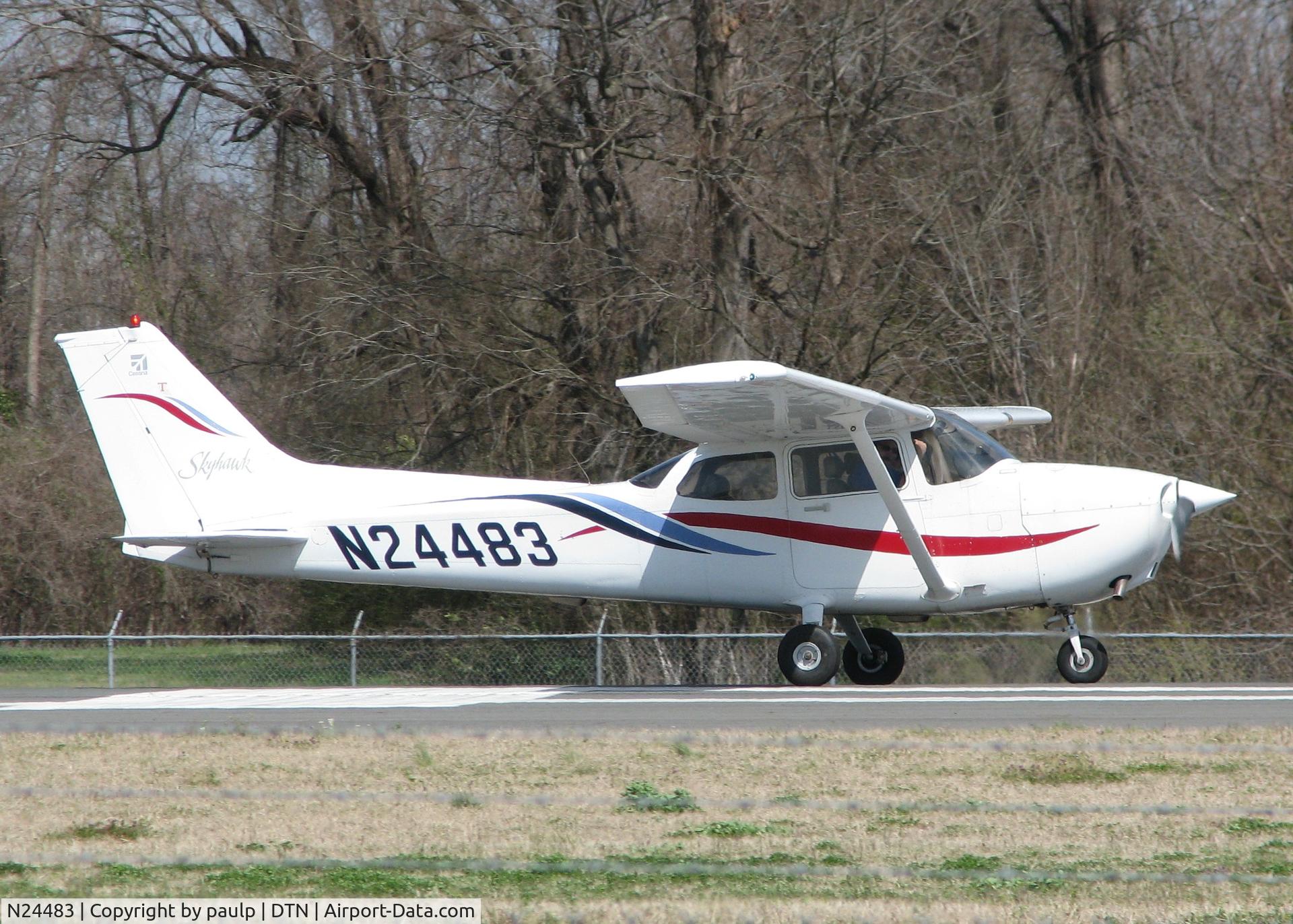 N24483, 2000 Cessna 172R C/N 17280982, Starting to roll down runway 14 at the Shreveport Downtown airport.