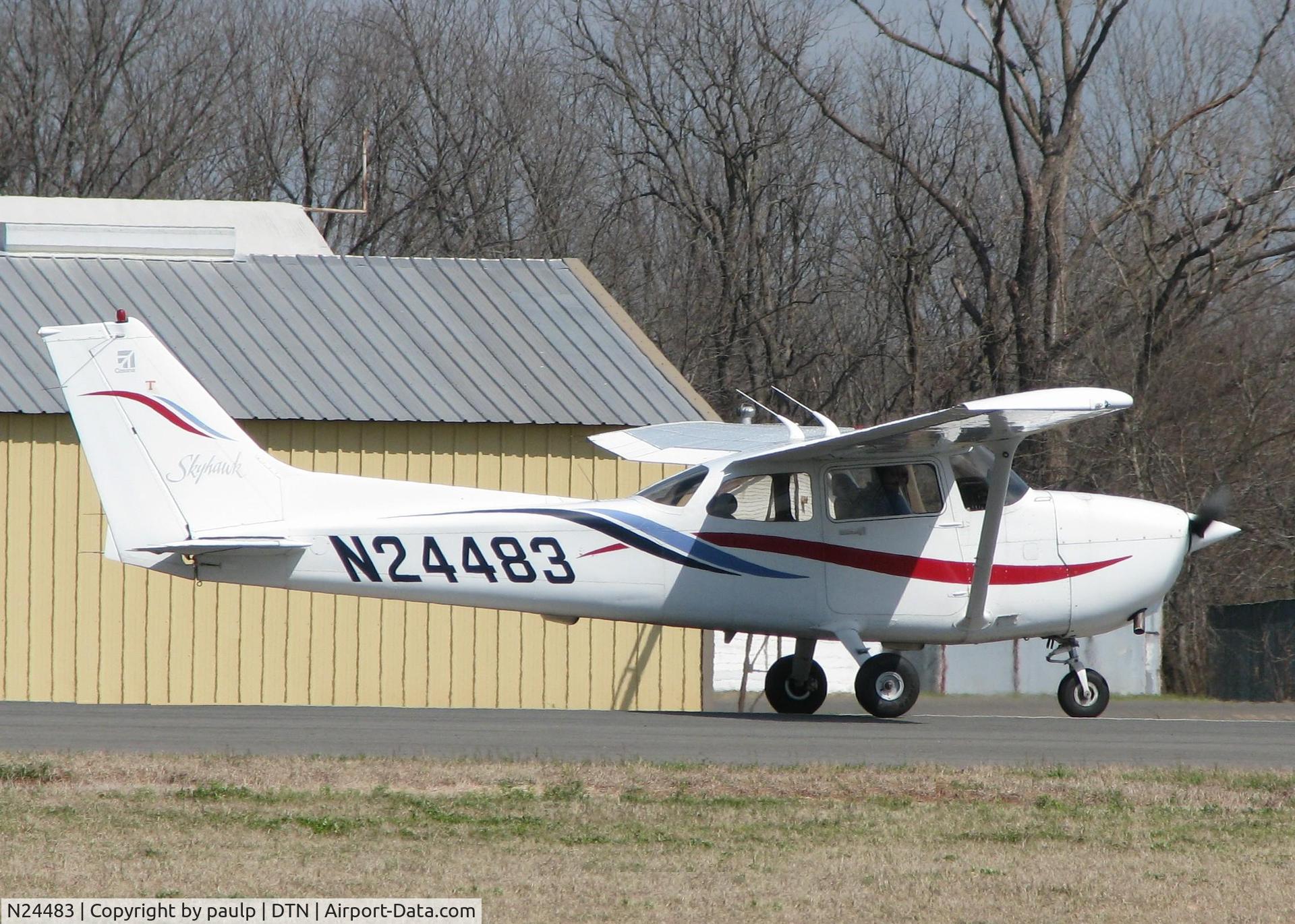 N24483, 2000 Cessna 172R C/N 17280982, Rolling down runway 14 at the Shreveport Downtown airport.