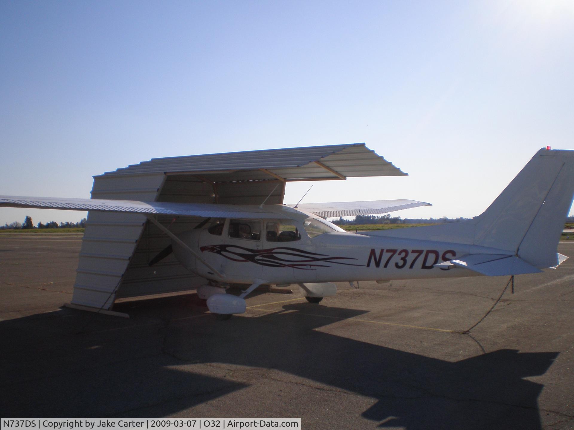N737DS, 1977 Cessna 172N C/N 17269343, At Reedley Muni