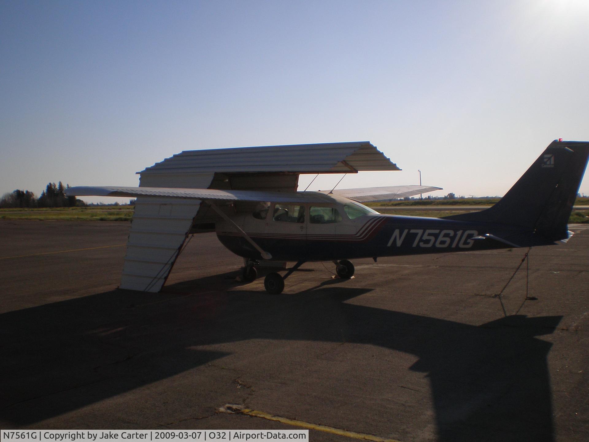 N7561G, 1970 Cessna 172L C/N 17259261, At Reedley Muni.