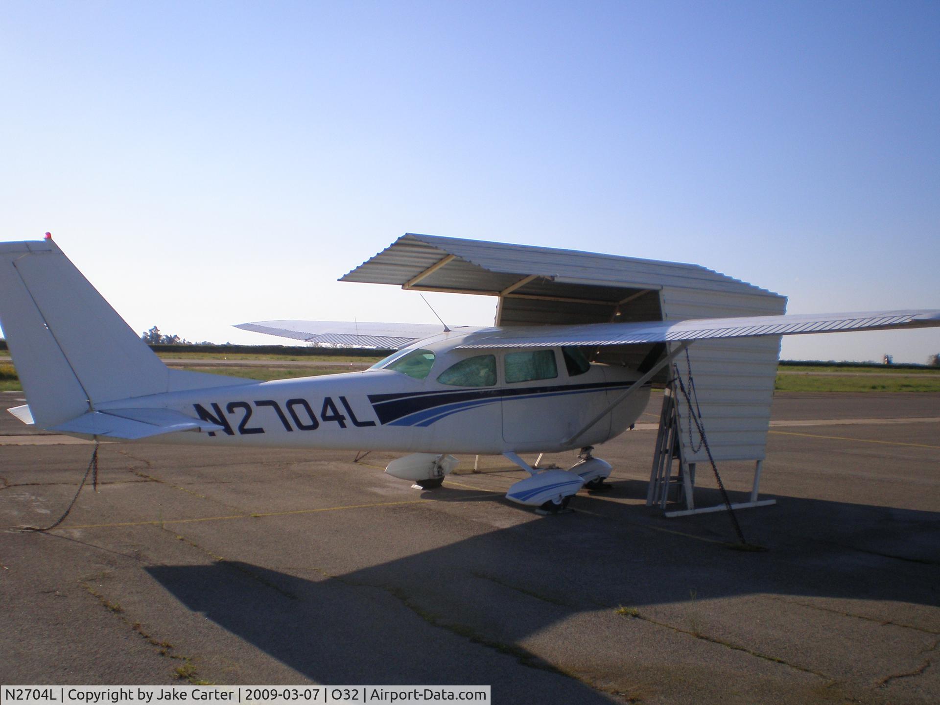 N2704L, 1967 Cessna 172H C/N 17255904, At Reedley Muni.