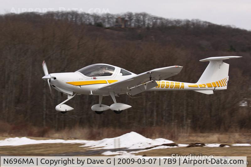 N696MA, 2004 Diamond DA-20-C1 C/N C0296, C1 Eclipse on short final to Ellington, CT
