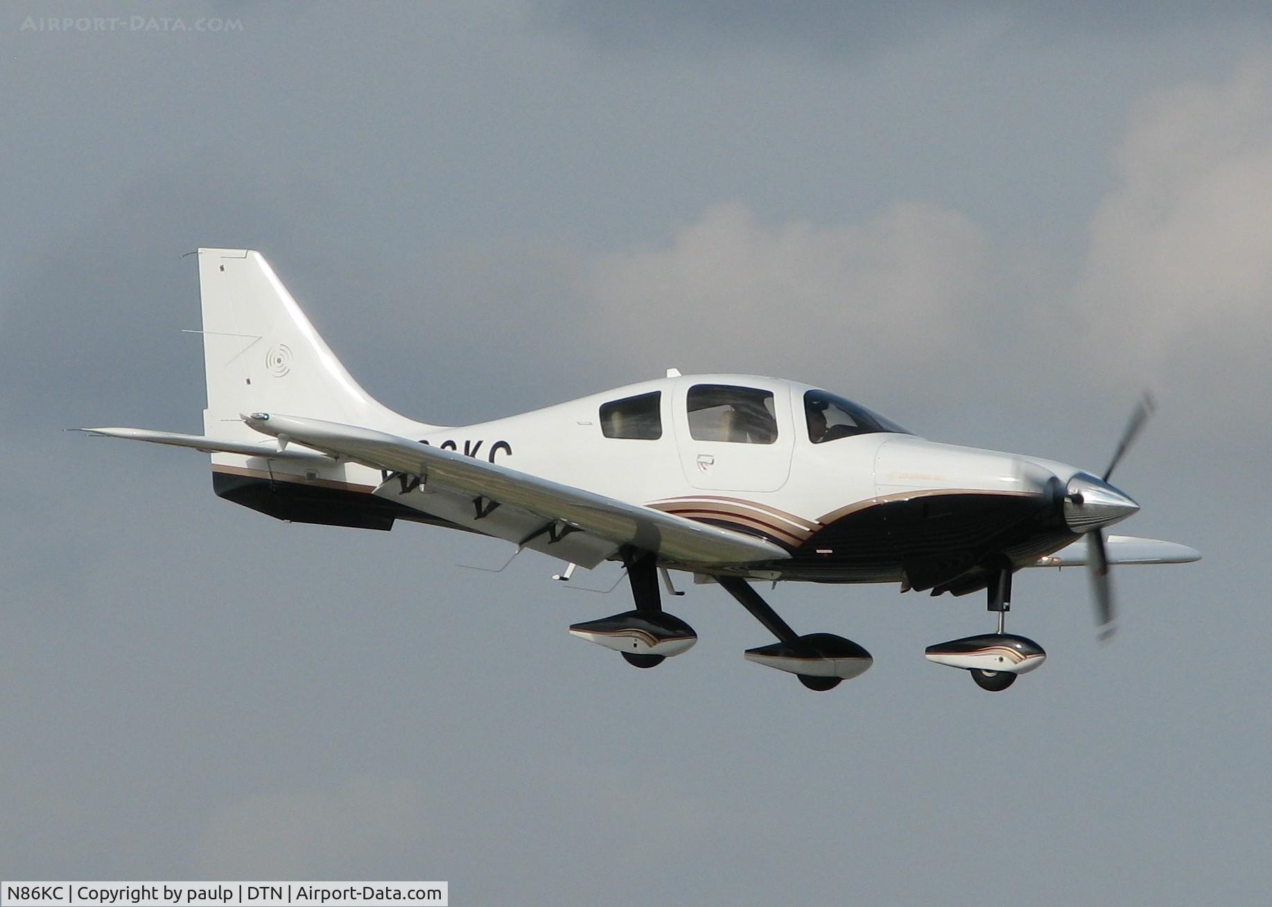 N86KC, 2006 Columbia Aircraft Mfg LC41-550FG C/N 41617, Landing on runway 14 at the Shreveport Downtown airport.