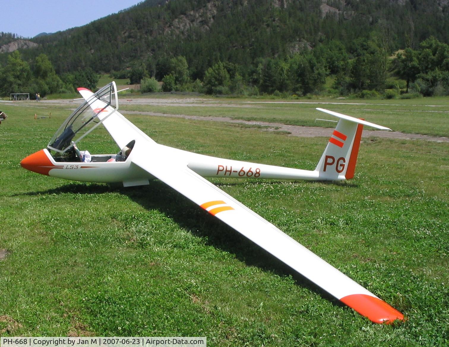 PH-668, Rolladen-Schneider LS-3a C/N 3310, At La Motte, France