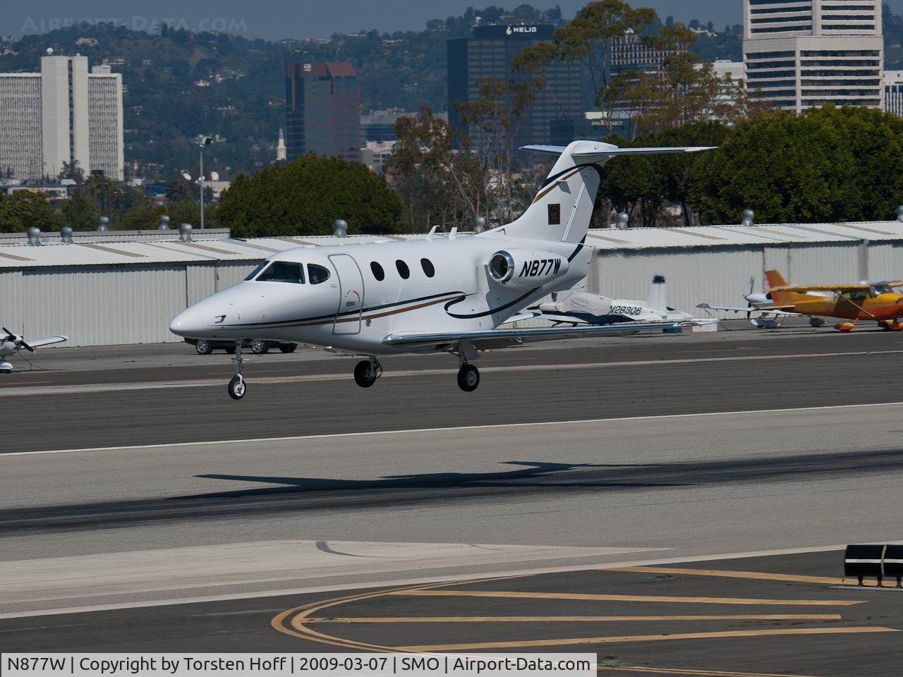 N877W, Raytheon 390 Premier I C/N RB-107, N877W arriving on RWY 21