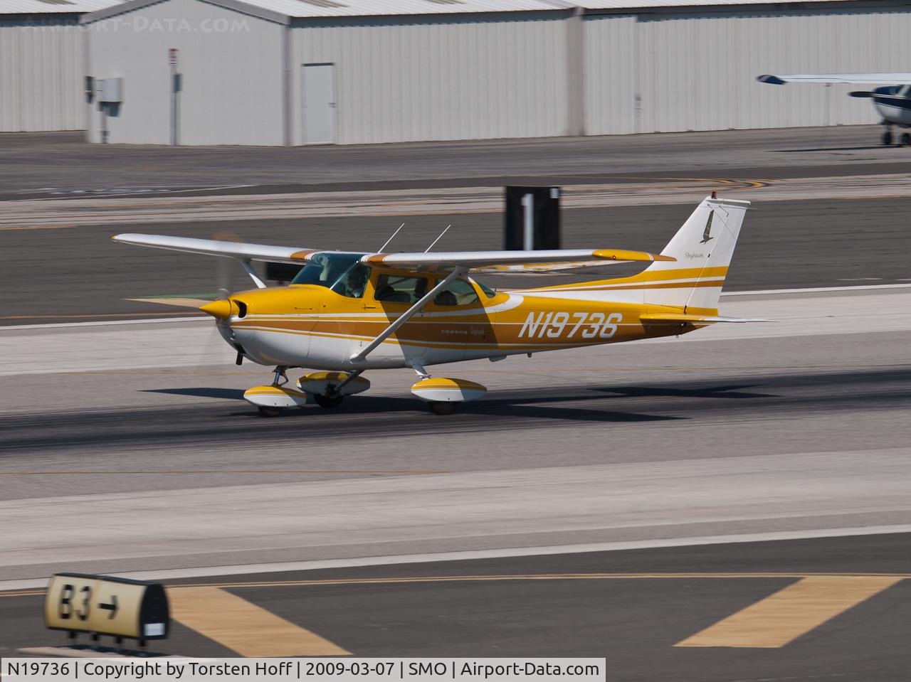 N19736, 1972 Cessna 172L C/N 17260710, N19736 departing from RWY 21