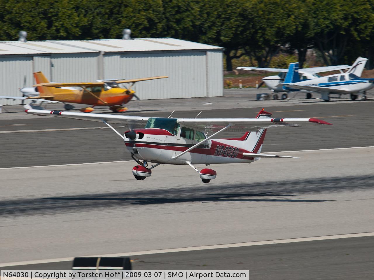 N64030, 1975 Cessna 172M C/N 17264976, N64030 departing from RWY 21