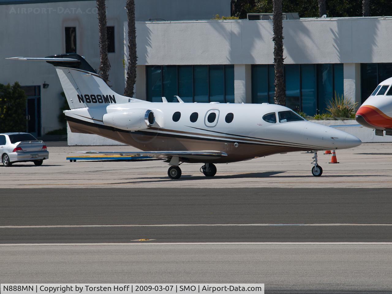 N888MN, Raytheon Aircraft Company 390 C/N RB-153, N888MN taxiing