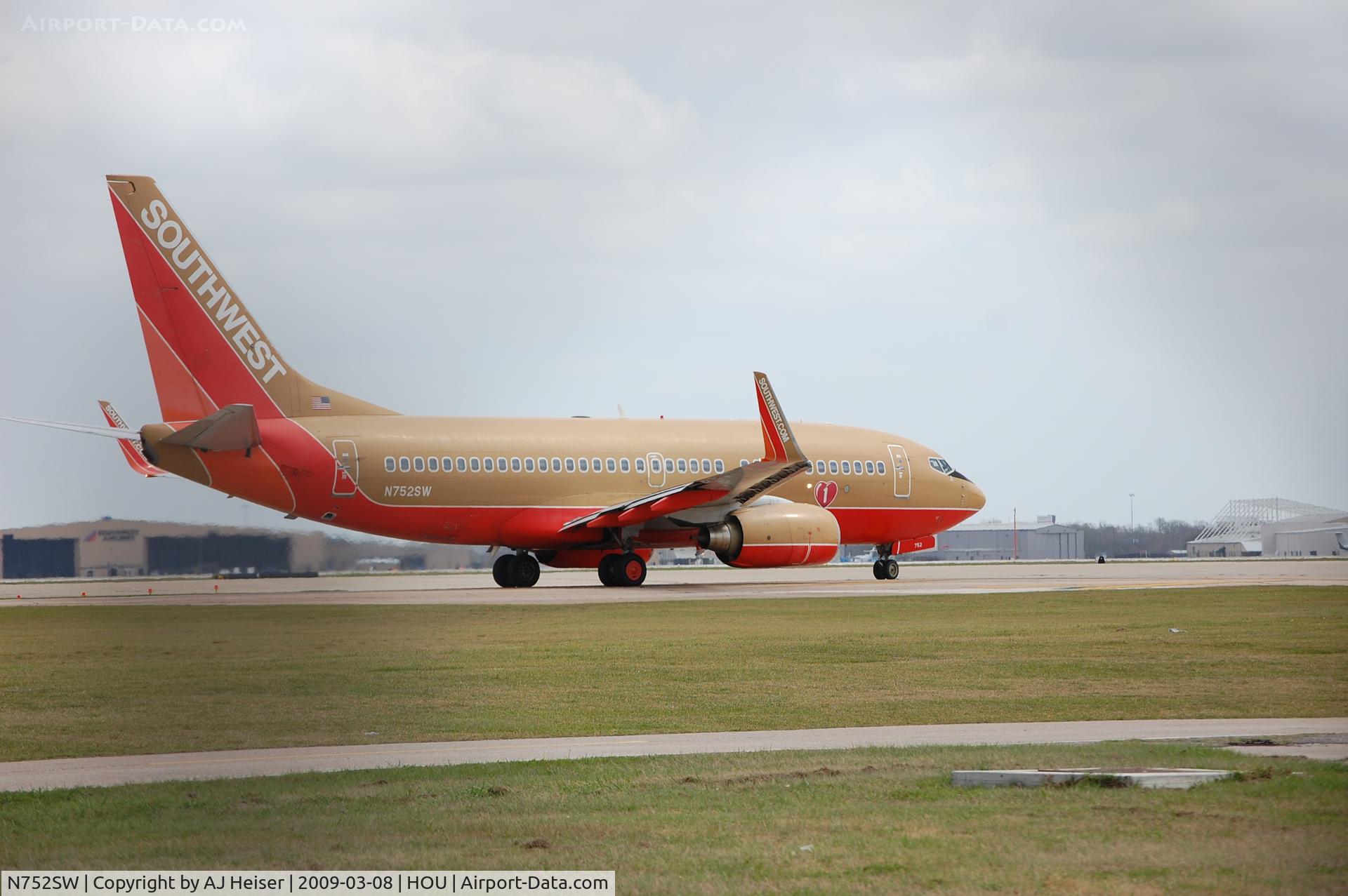 N752SW, 1999 Boeing 737-7H4 C/N 29804, N752SW taking off rwy 12R at KHOU