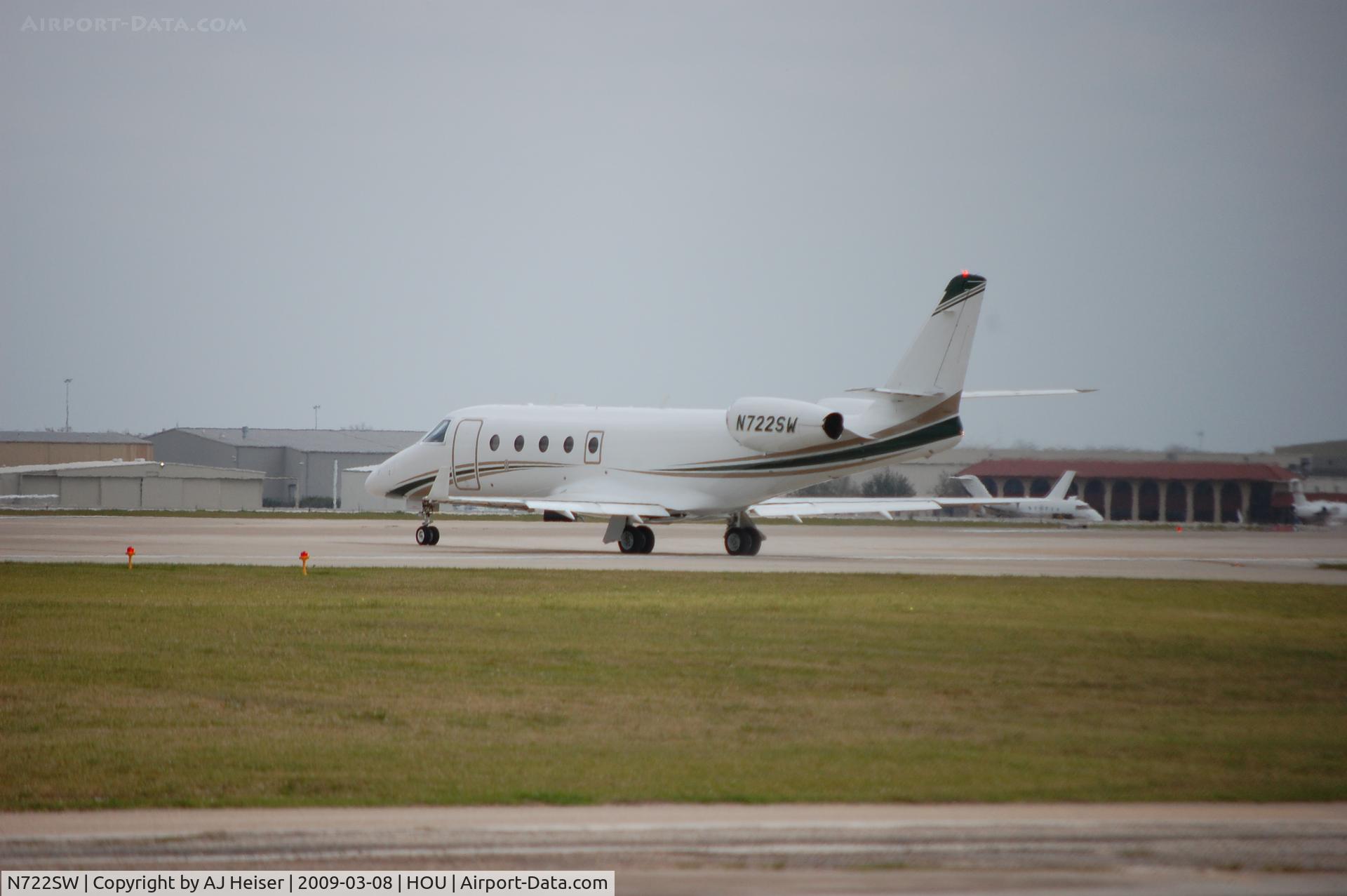 N722SW, 2007 Israel Aircraft Industries Gulfstream G150 C/N 230, N722SW holding short rwy 12R at KHOU