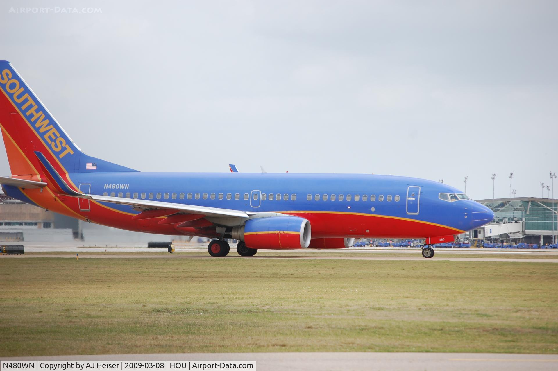 N480WN, 2004 Boeing 737-7H4 C/N 33998, N480WN taking off rwy 12R at KHOU