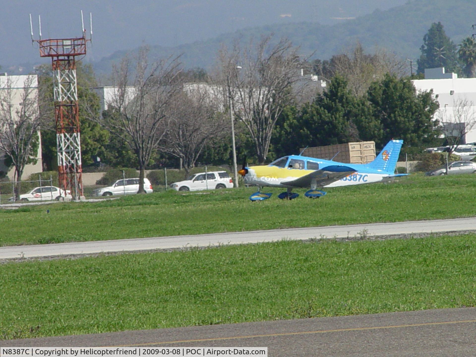 N8387C, 1976 Piper PA-28-140 Cherokee C/N 28-7625110, Touching down on 8R at Brackett