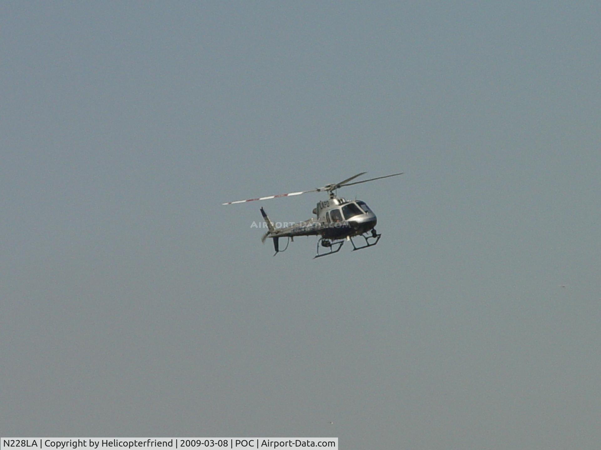 N228LA, 2000 Eurocopter AS-350B-2 Ecureuil Ecureuil C/N 3316, Turning east to go to Helipad 1 at Brackett