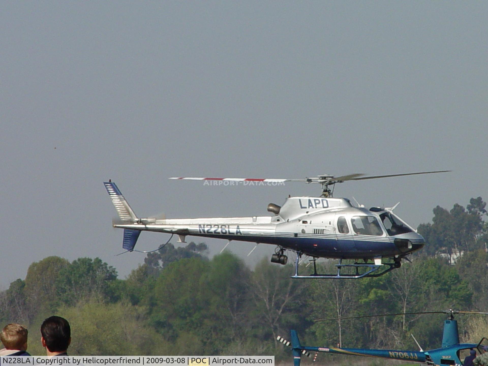 N228LA, 2000 Eurocopter AS-350B-2 Ecureuil Ecureuil C/N 3316, Settling down at Pad1 next to a R22