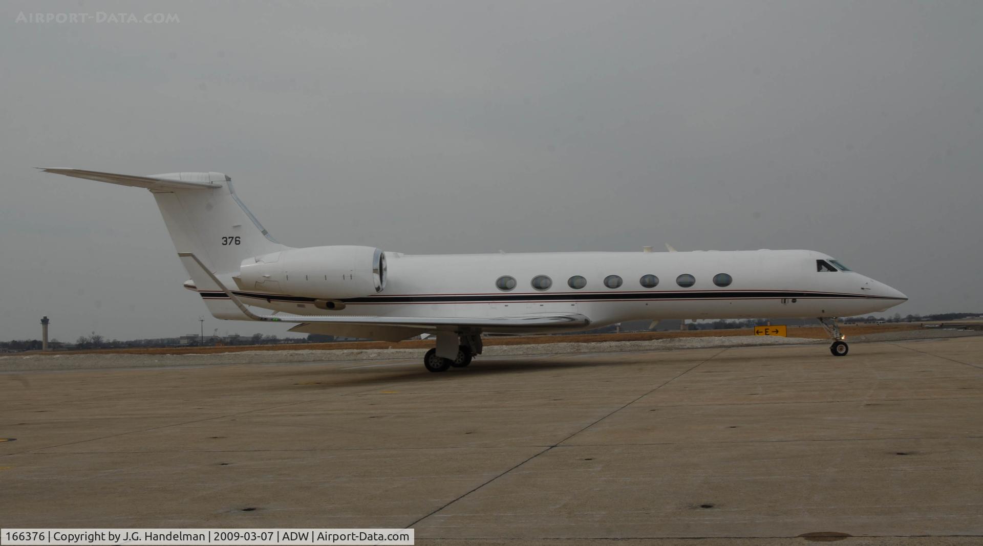 166376, 2004 Gulfstream Aerospace C-37B Gulfstream 550 C/N 5041, C-37B taxiing