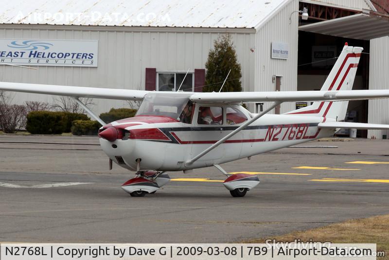 N2768L, 1967 Cessna 172H C/N 17255968, 68L taxiing to the runway at Ellington, CT