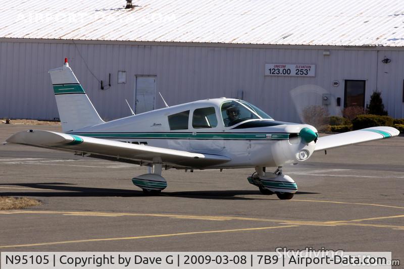 N95105, 1969 Piper PA-28-140 C/N 28-25806, Taxiing at Ellington, CT