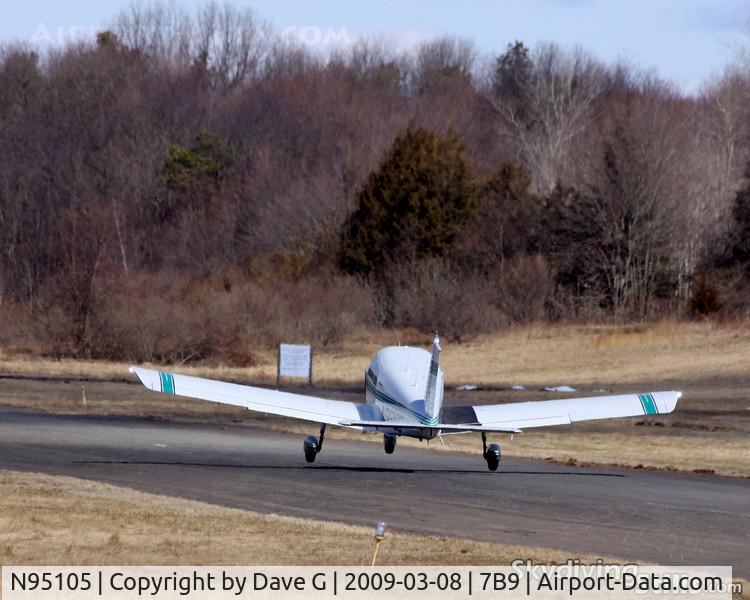 N95105, 1969 Piper PA-28-140 C/N 28-25806, Liftng off at Ellington, CT