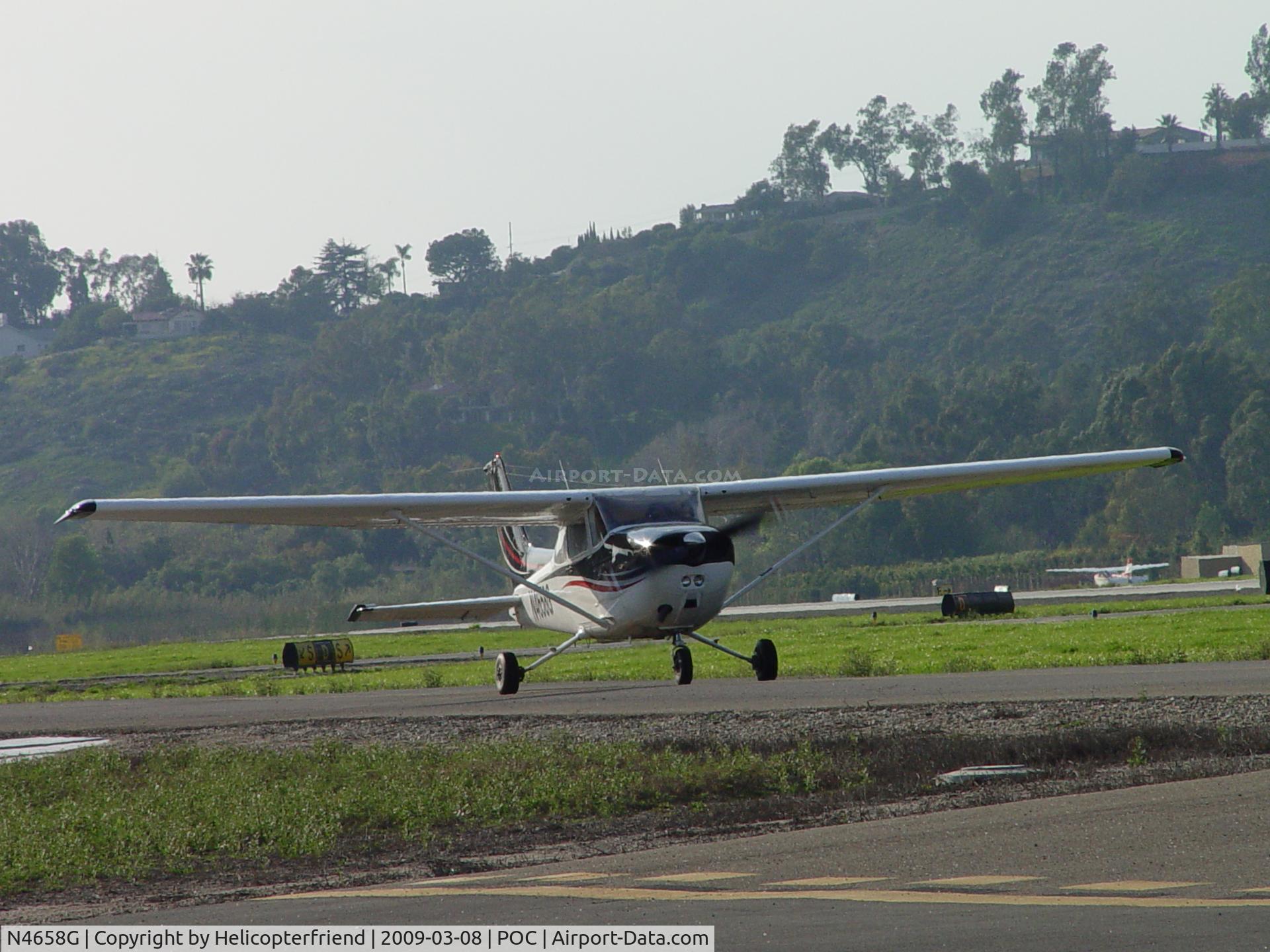N4658G, Cessna 172N C/N 17273284, Taxiing to 26L for take off